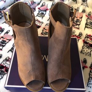 Gorgeous shoes! Tan brand new with box